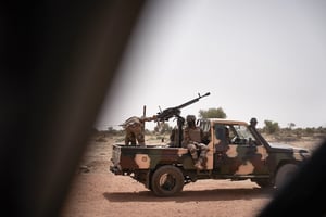 Un pick-up de l’armée malienne patrouille dans la ville de Konna, le 20 mars 2021. © MICHELE CATTANI/AFP