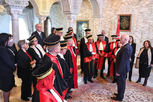 Les membres du nouvel organe de supervision judiciaire « temporaire » tunisien – chargé de remplacer le Conseil supérieur de la magistrature – prêtant serment devant le président, le 7 mars. The President of the Republic, Kais Saied, supervised today, at the Carthage Palace, the swearing-in procession of the members of the provisional councils of the judicial, administrative and financial judiciary.
The President of the Republic has issued a presidential decree relating to the appointment of the members of the provisional councils of the judiciary. 07/06/2022.
© Mahjoub Yassine/Sipa USA/SIPA