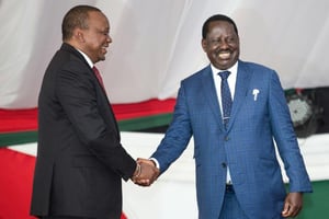 La poignée de main historique entre Uhuru Kenyatta (à g.) et Raila Odinga, en 2018. © Yasuyoshi Chiba/AFP