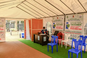 Un centre de vaccination contre le Covid-19 au Musée national de Yaoundé, le 29 novembre 2021. © Daniel Beloumou Olomo / AFP