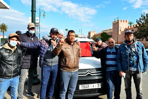Des chauffeurs de taxi marocains protestent contre la hausse du prix de l’essence, le 7 mars 2022 à Rabat. © AFP