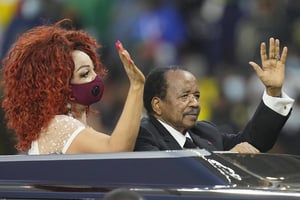 Le président camerounais Paul Biya (à dr.) et sa femme Chantal Biya, lors de la finale de la Coupe d’Afrique des nations, opposant l’Égypte et le Sénégal, au stade Ahmadou Ahidjo de Yaoundé, le 6 février 2022. © Themba Hadebe/AP/SIPA.