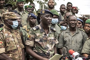 Le colonel-major Ismaël Wagué donne une conférence de presse à Camp Soudiata, à Kati, le 19 août 2020, au lendemain du coup d’État qui a renversé IBK. © AP/SIPA