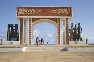 La porte du non-retour est située sur la plage, au bout de la route des Esclaves, à Ouidah. © Jacques Torregano pour JA