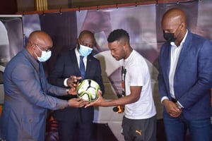 De gauche à droite, Idriss Diallo, Sory Diabaté et Didier Drogba. © DR / Fédération ivoirienne de football.