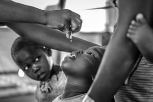 Vaccination contre la poliomyélite dans un camp de réfugiés, à Imvepi, dans le nord de l’Ouganda, près de la frontière avec le Soudan du Sud, le 1er mai 2017. © Jiro Ose/Redux-REA