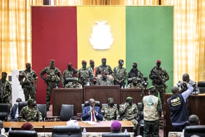 Le colonel Mamady Doumbouya entouré des Forces spéciales guinéennes au Palais du Peuple de Conakry, le 14 septembre 2021. Colonel Mamady Doumbouya (C) and his team of Guinean special Forces listen as he holds talks with religious leaders at the Peoples Palace in Conakry on September 14, 2021. – Colonel Mamady Doumbouyaís special forces on September 5, 2021 seized Alpha Conde in a Coup, the West African state’s 83-year-old president, a former champion of democracy accused of taking the path of authoritarianism.
© JOHN WESSELS/AFP