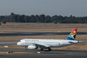 Un appareil de la South African Airways (SAA) sur le tarmac de l’aéroport O.R. Tambo International de Johannesburg, le 23 septembre 2021. © Emmanuel Croset / AFP