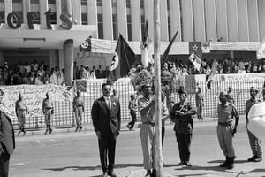 Le drapeau national algérien, devant le Palais des Sports d’Oran le 03 juillet 1962, lors d’une cérémonie célébrant l’indépendance de l’Algérie. The Algerian national flag is hoisted, in front of the Palais de Sports in Oran on July 03, 1962, during a ceremony celebrating Algeria’s independence, two days before the massacre of Oran that took place during another ceremony on Independence day. – After more than seven years of war Algeria proclaimed its independence on July 05, 1962 after the signing of the Evian Accords on March 18, 1962 and their ratification by referendum in France on April 8, 1962 then in Algeria on July 1, 1962
© AFP