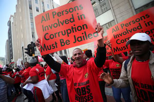 Manifestation contre la corruption et les licenciements, au Cap, en Afrique du Sud, le 7 octobre 2020. © Mike Hutchings/Reuters