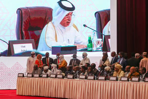 Les participants écoutent le discours du ministre d’État des Affaires étrangères qatari Sultan ben Saad al-Muraikhi lors du pré-dialogue pour la paix au Tchad, à Doha (Qatar), le 13 mars 2022. © KARIM JAAFAR/AFP.
