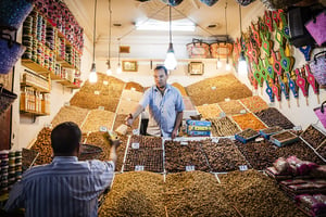 Marchand de dattes et de fruits secs, à Marrakech, au Maroc. Africa, Northafrica, Morocco, Marrakesh: Sales booth for nuts, dates and dried fruits
© Lutz Jaekel/LAIF-REA