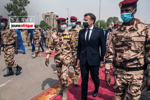 Mahamat Idriss Déby et Emmanuel Macron à l’occasion des funérailles nationales du président tchadien Idriss Déby Itno, le 23 avril 2021, à N’Djamena. © CHRISTOPHE PETIT TESSON/AFP