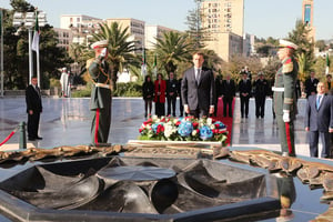 Le président français Emmanuel Macron se recueille devant le Mémorial des Martyrs, à Alger, le 6 décembre 2017. © LUDOVIC MARIN/AFP