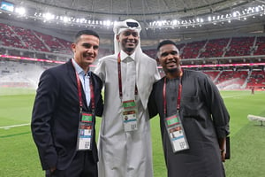 L’ex-footballeur australien Tim Cahill (à g.), l’athlète qatari Mutaz Essa Barshim (au centre) et l’ancienne star camerounaise du FC Barcelone Samuel Eto’o (à dr.) au stade Al-Thumama de Doha (Qatar), le 22 octobre 2021. © KARIM JAAFAR/AFP.