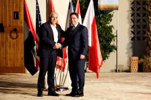 Le ministre israélien des Affaires étrangères, Yair Lapid, et son homologue marocain, Nasser Bourita, au Sommet du Néguev à Sde Boker, en Israël, le 27 mars 2022. © REUTERS/Amir Cohen