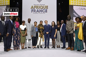 Le président français Emmanuel Macron au centre et le philosophe camerounais Achille Mbembe (4e à droite) posent avec les participants du sommet Afrique-France à Montpellier, le 8 octobre 2021. © LUDOVIC MARIN/AFP