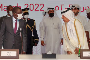 Le ministre d’État aux Affaires étrangères du Qatar, Sultan bin Saad Al-Muraikhi (R), salue le Premier ministre tchadien, Albert Pahimi Padacke, au début des négociations de paix sur le Tchad, à Doha, la capitale du Qatar, le 13 mars 2022. © KARIM JAAFAR/AFP