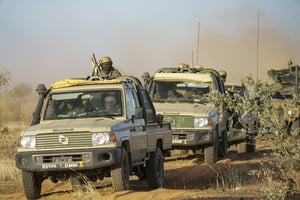 Une colonne de pick up des Forces armées maliennes (FAMA) qui participent à une opération militaire contre les groupes armés terroristes (GAT). © FREDERIC PETRY/Hans Lucas via AFP