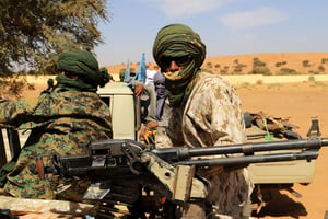 Des combattants du Groupe autodéfense touareg Imghad et alliés (Gatia) et du Mouvement pour le salut de l’Azawad (MSA) patrouillent autour de la ville de Ménaka, le 21 novembre 2020. © SOULEYMANE AG ANARA/AFP