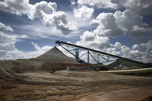 Exploitée par Barrick, la mine de Kibali, dans le nord est de la RDC, a produit plus de 800 000 onces d’or en 2021. © Simon Dawson/Bloomberg via Getty Images.
