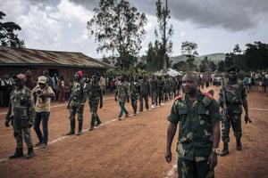 Le général Germain Katanga (à droite), lors d’une rencontre avec des miliciens de la Codeco en Ituri, le 1er septembre 2020. © ALEXIS HUGUET / AFP