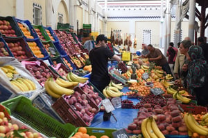 Étals de fruits et légumes au marché de Tunis. Tunisians buy vegetables and fruits at a market in Tunis on May 17, 2018, during the first day of the holy fasting month of Ramadan. – Islam’s holy month of Ramadan is celebrated by Muslims worldwide during which they abstain from food, sex and smoking from dawn to dusk
© FETHI BELAID/AFP