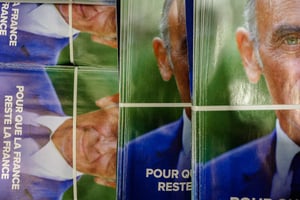 Mise sous pli des professions de foi du candidat d’extrême droite à Rennes, le 4 avril 2022. © Quentin Vernault/Hans Lucas via AFP