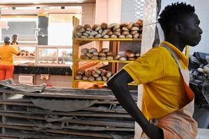 Le gouvernement ivoirien a décidé de plafonner le prix de certains produits de consommation, dont la farine de blé, pendant trois mois. Ici, dans une boulangerie à Abobo, une banlieue d’Abidjan, le 23 mars 2022. © ISSOUF SANOGO/AFP