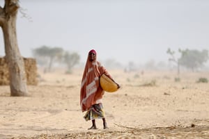 Cette année, déficit agricole, sécheresse, violences et hausse des prix font craindre une crise alimentaire particulièrement catastrophique au Niger. À Niamey, le 28 mars dernier, une femme continue malgré tout d’effectuer ses tâches quotidiennes. © Omer Urer / Anadolu Agency via AFP
