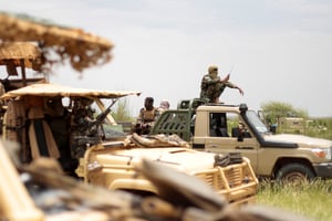 Des soldats maliens patrouillent avec la force Takuba près de la frontière du Niger dans le cercle de Dansongo, au Mali, le 23 août 2021. Malian soldiers are pictured during a patrol with soldiers from the new Takuba force near Niger border in Dansongo Circle, Mali August 23, 2021. Picture taken August 23, 2021
© REUTERS/ Paul Lorgerie