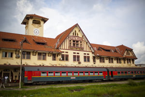 La gare centrale de Pointe-Noire, terminus de la célèbre ligne du Chemin de fer Congo-Océan (CFCO). © Antonin Borgeaud pour JA.