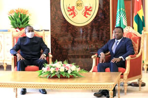 Le 29 décembre 2020, à Lomé. Échange entre Faure Gnassingbé (d.), le chef de l’État togolais, et Assimi Goïta (g.), qui n’était alors « que » vice-président de la transition au Mali. © Twitter Faure E Gnassingbe