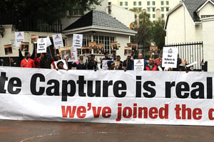 Des membres de Future South Africa manifestent devant les bureaux de McKinsey, le 5 octobre 2017 à Sandton. © Felix Dlangamandla/Foto24/Gallo Images/Getty Images