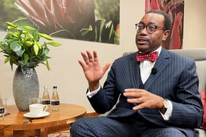 Le président de la Banque africaine de développement, lors d’une interview à Johannesburg, en mars 2022. © Shafiek Tassiem/REUTERS