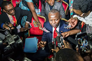 Vital Kamerhe, président du parti d’opposition Front citoyen (UNC) lors de l’ouverture du dialogue national à Kinshasa, le 1er septembre 2016. Vital Kamerhe, President of the opposition Citizen Front (Front Citoyen, UNC) party (C) speaks to the media during the opening of a Congolese « National Dialogue » in the Democratic Republic of Congo’s capital Kinshasa on September 1, 2016. – Former Togo Prime Minister Edem Kodjo is the African Union facilitator for this meeting scheduled to last two weeks and aimed at paving the way for « peaceful elections » in the Central African country
© JUNIOR D.KANNAH/AFP