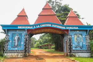 La porte d’entrée principale de la chefferie bangoua, au Cameroun. © Nicolas Eyidi/La Route des Chefferies