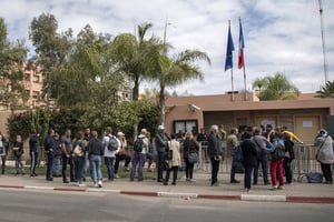 Des ressortissants français font la queue devant le consulat français de Marrakech (Maroc), © FADEL SENNA/AFP.