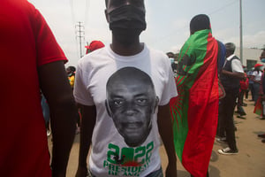 Un manifestant portant un t-shirt à l’effigie d’Adalberto Costa Jnnior, président de l’Unita, à Luanda, le 11 septembre 2021. A demonstrator wearing a t-shirt printed with the picture of Adalberto Costa Junior, President of UNITA – National Union for the Total Independence of Angola, looks on during a demonstration against the reform of the electoral law in Luanda on September 11, 2021
© Osvaldo Silva/AFP
