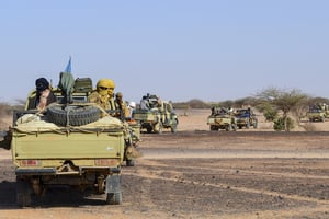 Une patrouille de l’armée malienne et de membres des mouvements de l’Azawad, dans le district de Gao, le 19 avril 2017. © Souleymane AG ANARA/AFP
