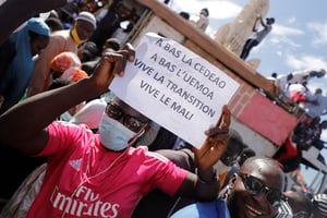 Manifestation à Bamako en faveur du gouvernement de transition après l’annonce de sanctions à l’encontre du Mali par la Cedeao, le 14 janvier 2022. © REUTERS/Paul Lorgerie.