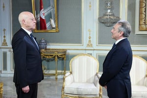Le président tunisien Kaïs Saïed (à g.) rencontre Gilles Kepel (à d.), au palais de Carthage à Tunis, le 12 avril 2022. © Tunisian Presidency/ANADOLU AGENCY via AFP