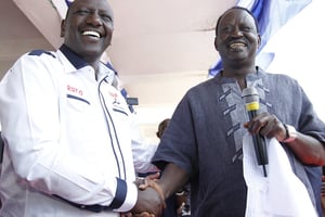 Raila Odinga (à g.) et William Ruto à Nairobi, le 24 février 2013. © REUTERS/Thomas Mukoya