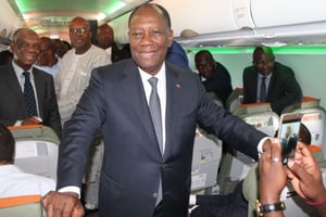 Alassane Ouattara, lors de l’inauguration du nouvel Airbus A320 de Air Côte d’Ivoire, lors d’une escale à Ouagadougou, en 2017. © ABIDJAN.NET