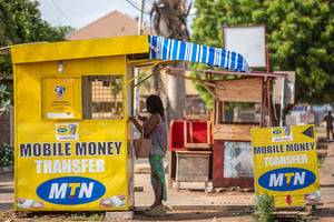 Une cliente utilise la solution de mobile money proposée par l’opérateur MNT, à Accra, au Ghana, en avril 2021. © Nipah Dennis/Bloomberg via Getty