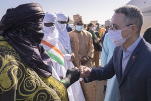 Le sultan d’Agadez, Ibrahim Oumarou, accueille le président de la Confédération et ministre suisse des Affaires étrangères, Ignazio Cassis, au Niger, le 9 février 2022. © PASCAL LAUENER/EPA-EFE/MAXPPP