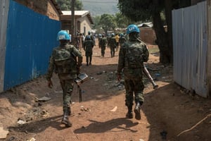 Des Casques bleus de la Minusca en patrouille près de Bangui, en janvier 2021. © FLORENT VERGNES/AFP