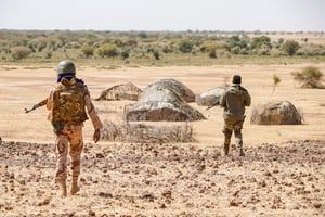 Deux soldats maliens du G5 Sahel lors d’une opération anti-terroriste dans le Gourma (région des trois frontières), en janvier 2021. © Frederic Petry / Hans Lucas.
