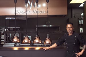 Le chef Wandile Masabo, dans son restaurant Les Créatifs, à Johannesbourg, en Afrique du Sud. © Les Créatifs