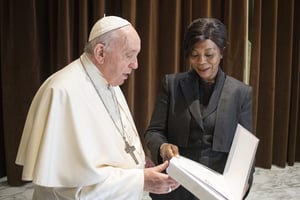 Le pape François et la ministre Arlette Soudan-Nonault, au Vatican, le 6 avril 2022. © DR